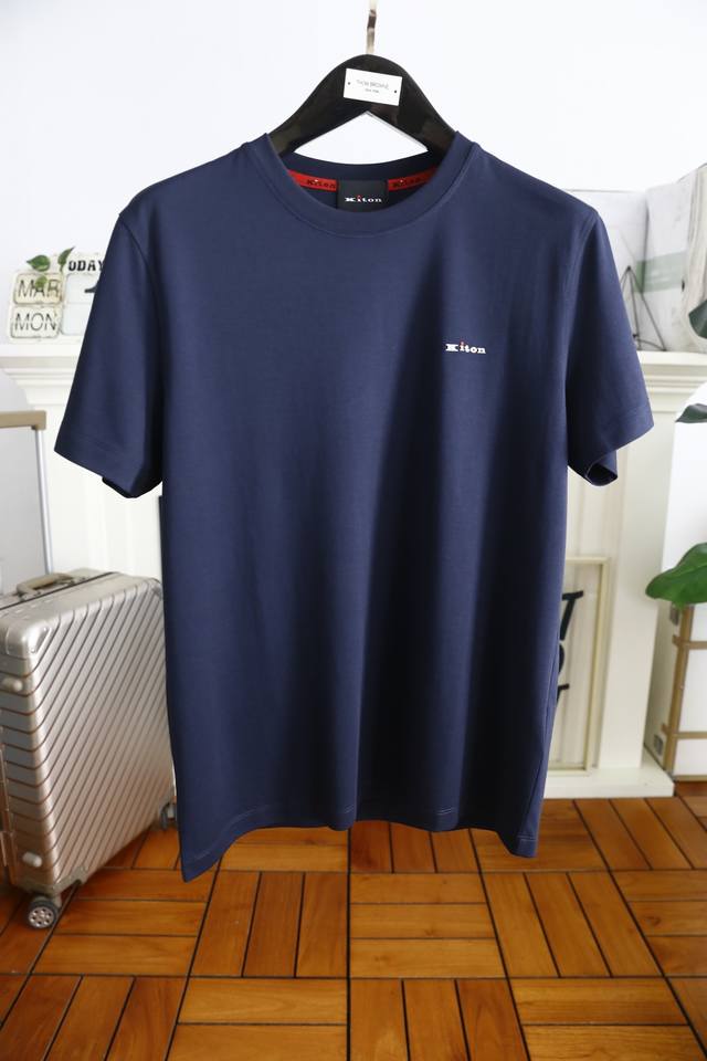Kiton 2025夏季新品男士短袖时尚经典圆领设计！胸前品牌字母Logo搭配！高级定制百搭款式 任何人都可以轻松驾驭 采用高档顶级双丝光棉面料！非常显档次懂货