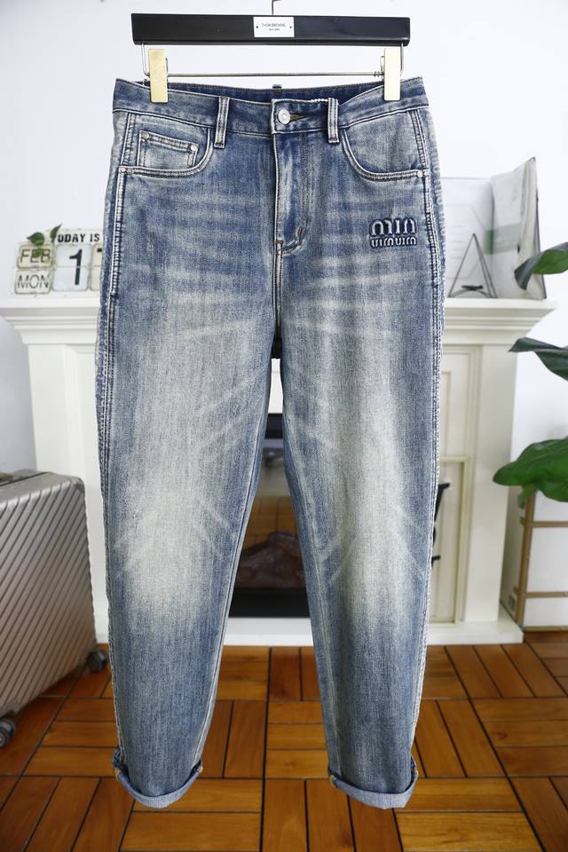 Miumiu. 25春季新品原单高端男士牛仔裤！奢华经典品牌字母Logo配饰 专柜热销款 身穿着非常舒适 低调不失奢华 穿出去非常有档次 裤型款式和裁剪亦无需多