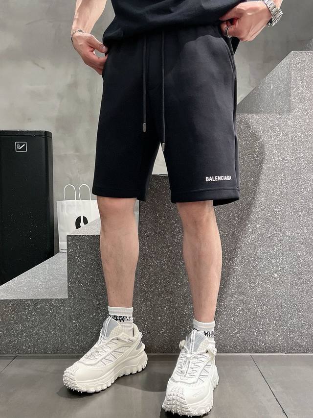 Balenciaga巴黎世家2025Ss贸易渠道货品.休闲运动短裤 无从释怀的经典款,休闲时尚感略带锋利.精简的比例化裁剪铸就随性百搭. 客供毛圈棉面料,区别于