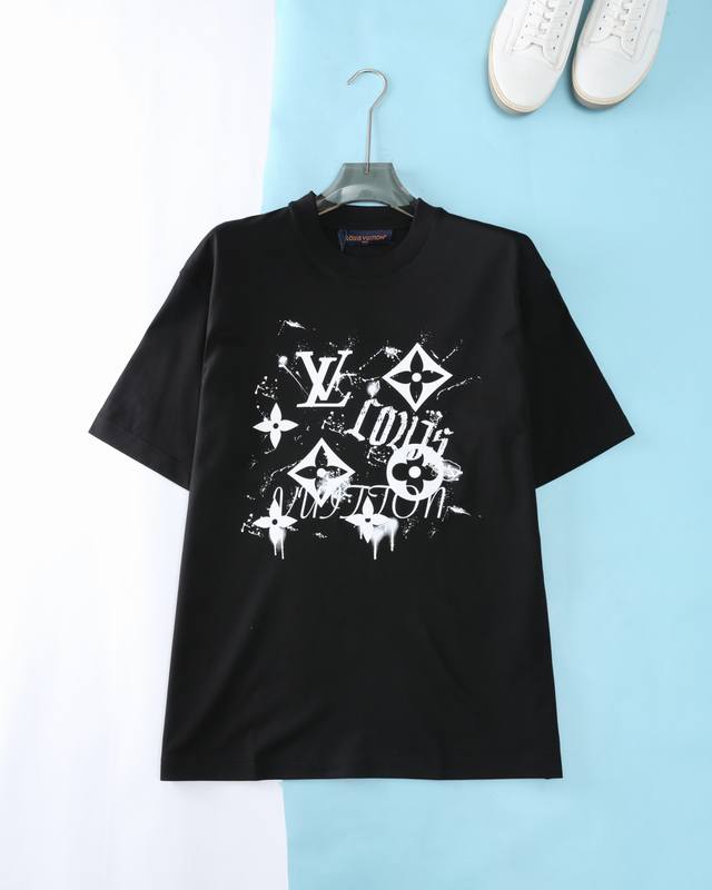 Lou V 路*登 25Ss春夏新款丝光云朵棉圆领短Tee，男女同款经典老花涂鸦印花微阔宽松休闲短袖T恤衫！贸易公司渠道稀出，同步Gw发售！日常通勤必备的基础单