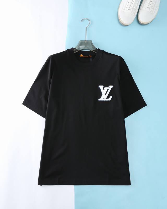 Lou V 路*登 25Ss春夏新款丝光云朵棉圆领短Tee，男士经典毛巾绣徽章装饰微阔宽松休闲短袖T恤衫！贸易公司渠道稀出，同步Gw发售！V家新款渐变T恤凭借其