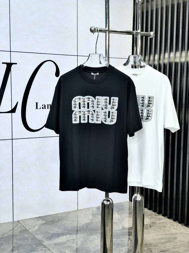 Miumiu 2025春夏新款首发专柜最新款短袖圆领T恤 高端订制 设计前卫时尚！品牌Logo重工艺设计 高端定制丝光云朵棉面料.手感柔软.穿着舒适.专柜级别精