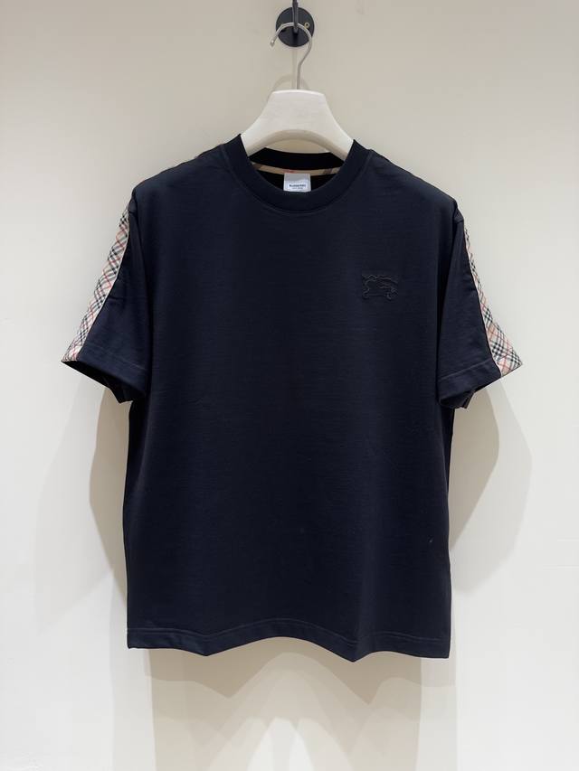 新品 T9- 原单保真！经典格纹短袖T恤 来自老牌贸易渠道货品,工艺程度就能说明一切的与众不同！ Bur*Erry 男士圆领时尚标运动短袖T恤 独有的简约时尚感