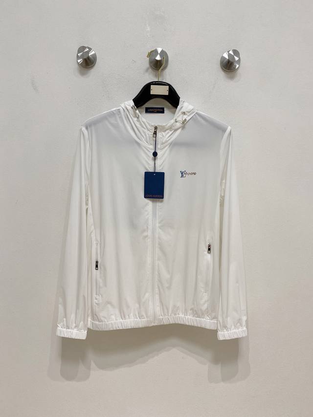 Lv 路易威登 2025春夏新款男士防晒服轻薄外套，独特订制防晒四面弹面料，卓越的弹性与回弹性，四向拉伸，面料在经纬，横向与纵向及对角线方向均具备弹性，适应大幅