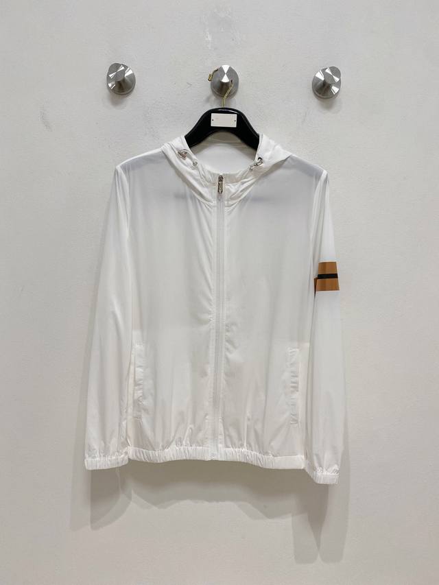 杰尼亚 2025春夏新款男士防晒服轻薄外套，独特订制防晒四面弹面料，卓越的弹性与回弹性，四向拉伸，面料在经纬，横向与纵向及对角线方向均具备弹性，适应大幅度的身体
