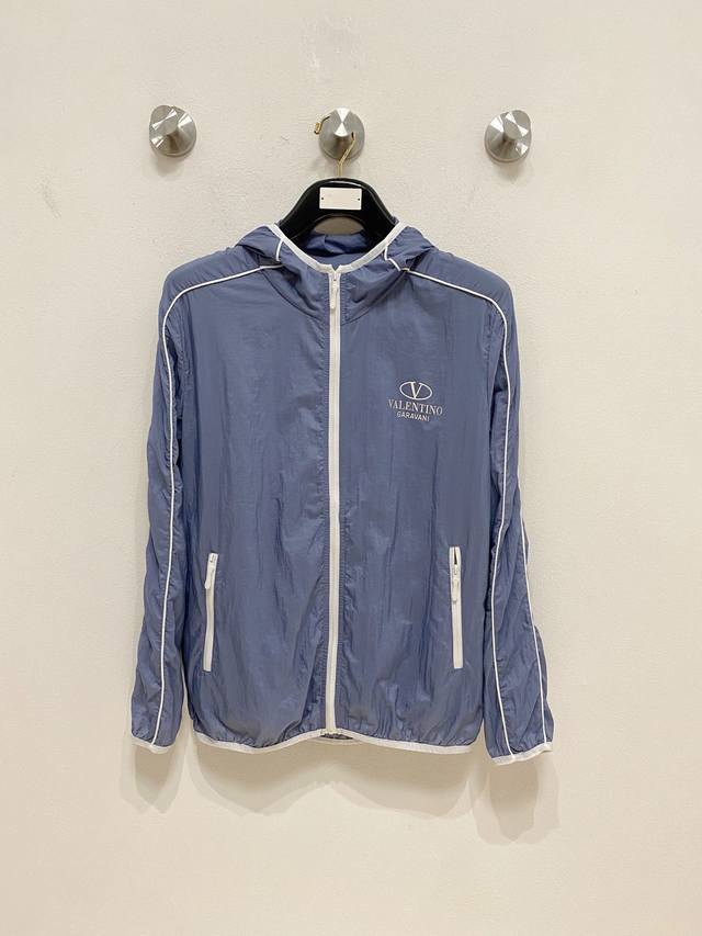 华伦天奴 2025春夏新款男士防晒服轻薄外套，独特订制防晒四面弹面料，卓越的弹性与回弹性，四向拉伸，面料在经纬，横向与纵向及对角线方向均具备弹性，适应大幅度的身