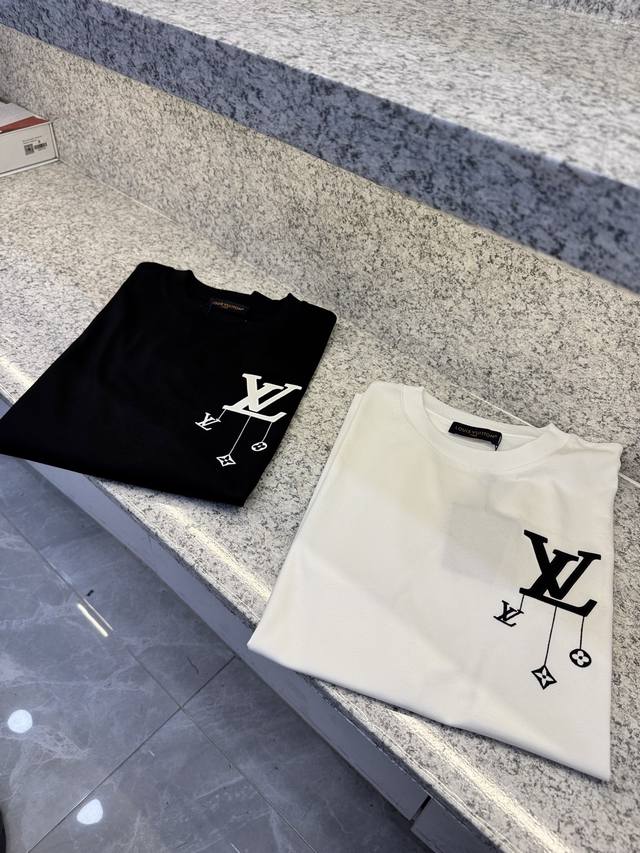 Ly驴牌25 Ss X新品春夏首发专柜 品相完美 最新款短袖圆领T恤高端订制 设计前卫时尚！品牌Logo重工艺设计高端定制长绒欧棉180克面料手感柔软.穿着舒适