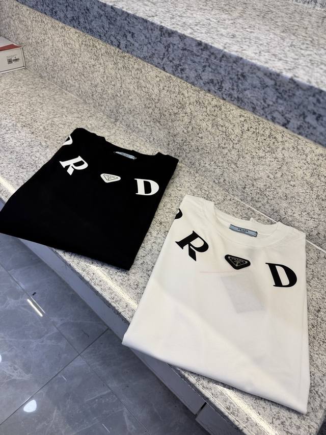 Prad普拉哒25 Ss X新品春夏首发专柜 品相完美 最新款短袖圆领T恤高端订制 设计前卫时尚！品牌Logo重工艺设计高端定制长绒欧棉180克面料手感柔软.穿