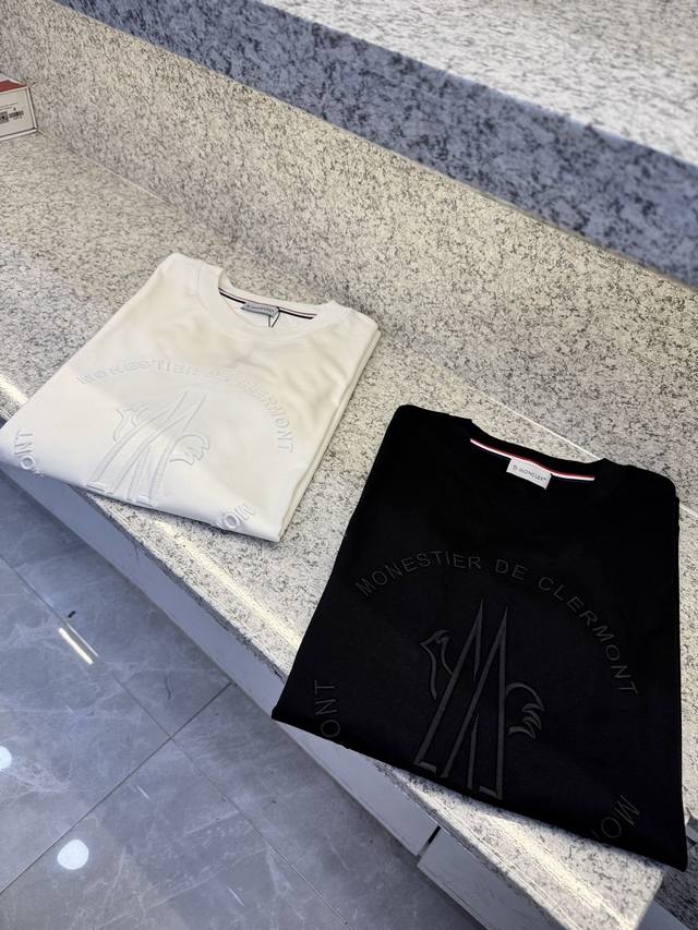 Mc蒙扣莱25 Ss X新品春夏首发专柜 品相完美 最新款短袖圆领T恤高端订制 设计前卫时尚！品牌Logo重工艺设计高端定制长绒欧棉180克面料手感柔软.穿着舒