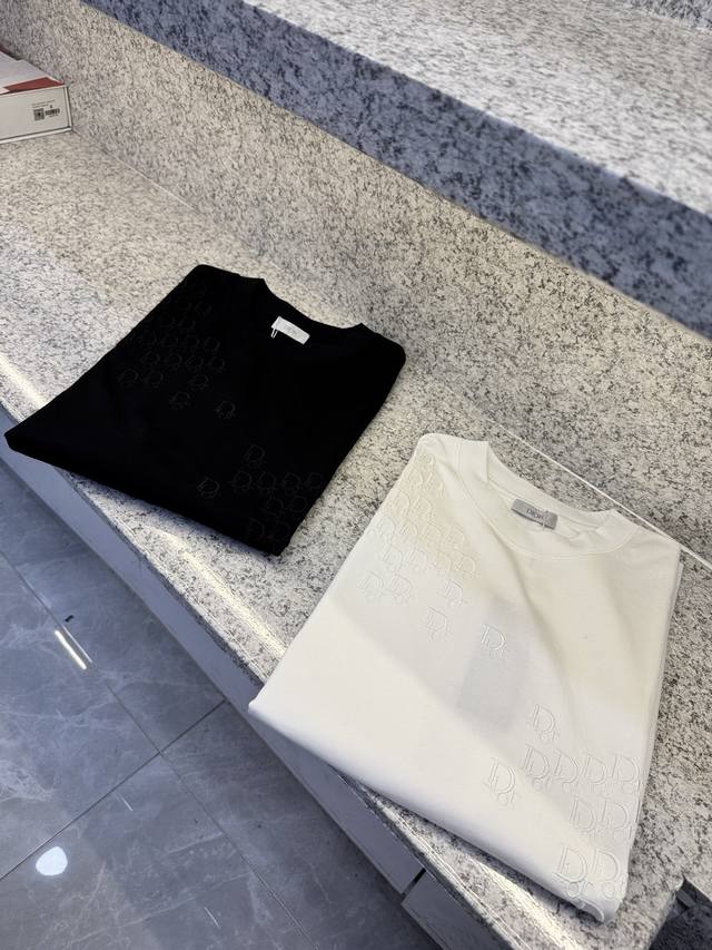 Cd迪澳25 Ss X新品春夏首发专柜 品相完美 最新款短袖圆领T恤高端订制 设计前卫时尚！品牌Logo重工艺设计高端定制长绒欧棉180克面料手感柔软.穿着舒适