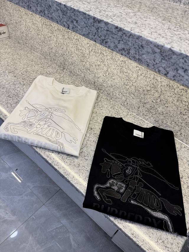 Bbr博格丽25 Ss X新品春夏首发专柜 品相完美 最新款短袖圆领T恤高端订制 设计前卫时尚！品牌Logo重工艺设计高端定制长绒欧棉180克面料手感柔软.穿着