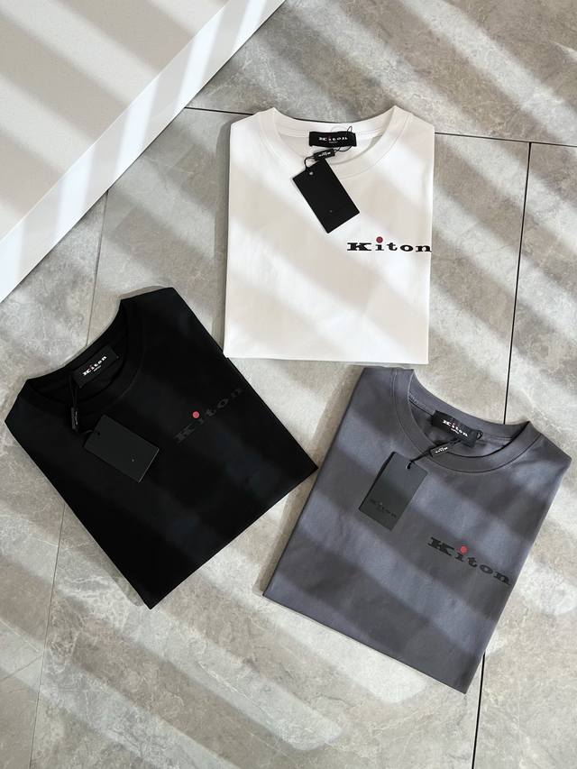 Kiton 2025春夏新款男士短袖T恤，采用进口专属纯棉面料！！简单Logo标识压胶设计！代表品牌形象 简洁舒适的款式，线条感粗细均匀饱满，精致细腻，上身高端