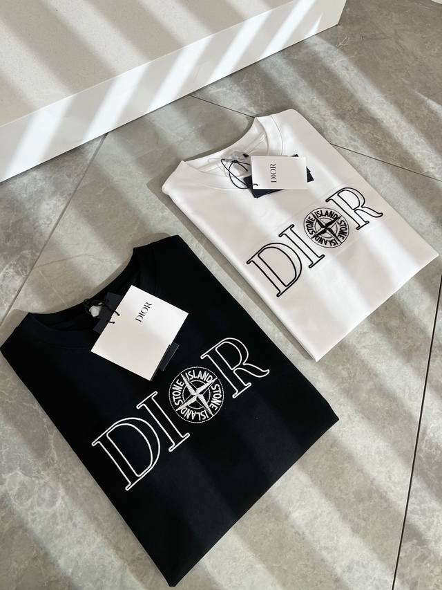 Dio*迪家 2025春夏新款男女同款短袖T恤，专柜同步发售！定制专属260克纯棉面料，定制原版工艺螺纹，胸前Logo图案刺绣工艺设计！简约大方，从容百搭，档次