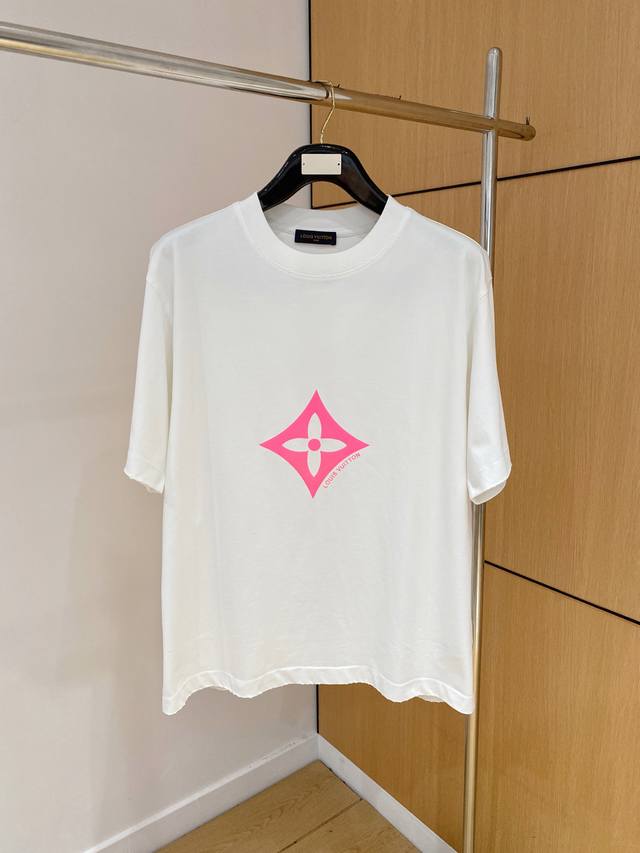 Lv 2025最新款短袖T恤，胸前顶级印花字母图案Logo，面料棉 舒适柔软，帅气时尚，码数：S-Xl