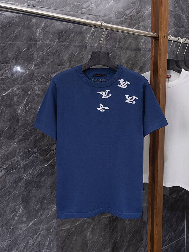 款号J69 Louis Vuitton Lv 年春夏新款吹笛人针织短袖男女同款 喜欢 Over Size风的一定要入手，上身效果超飒超惊艳，材质是有质感又清凉的