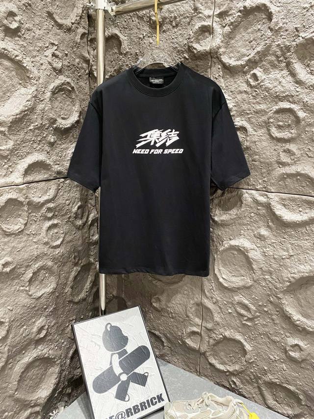 全棉双纱、克重330克 顶级版本.官网品质 Balenci*Ga 巴黎.Ss24新款Balenciaga 极品飞车 :集结合作系列.前后直喷印花长袖T恤.砖柜同