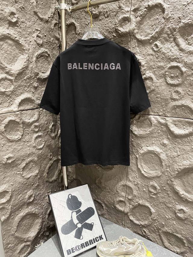 全棉双纱、克重330克 顶级版本 Balenciaga后背烫钻Logo基础字母纯棉宽松男女情侣同款潮牌高端短袖T恤 巴黎的简约之神，众多明星追捧的一卷。Lisa