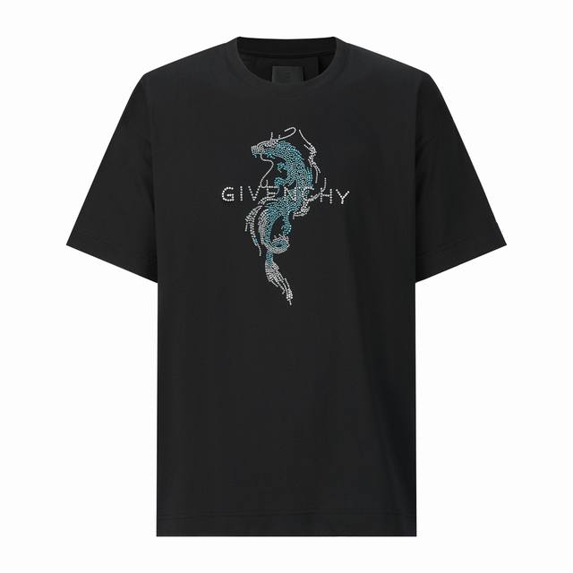 原版开发 顶级版本』 Givenchy 纪梵希龙年烫钻钻短袖 面料：采用50支丝光双股，布匹普洗固定衣服版型.长纱匹棉定织纱线. 手感光滑.面料密度高.不易变形