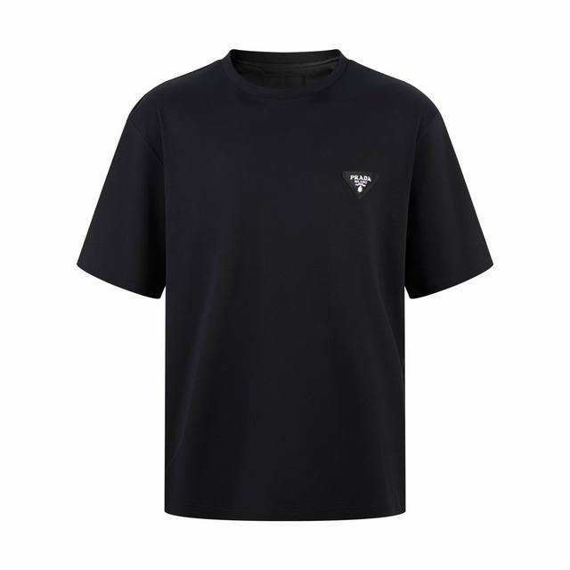 原版开发 顶级版本』 Prada 胸前硅胶布标短袖 面料：采用50支超柔棉.进口长纱匹马棉. 布匹普洗让版型不会二次缩水.大大提升衣服手感和上身效果. 面料：螺