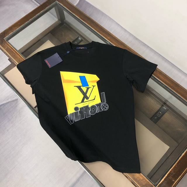 顶级版本 区别通货 25Ss 路易威登 夏季新款 重磅推出双纱纯棉面料短袖 春夏走秀款 个性独家款式 男女同款 采用进口定制定染面料 后领锁链底全包肩 过水不变