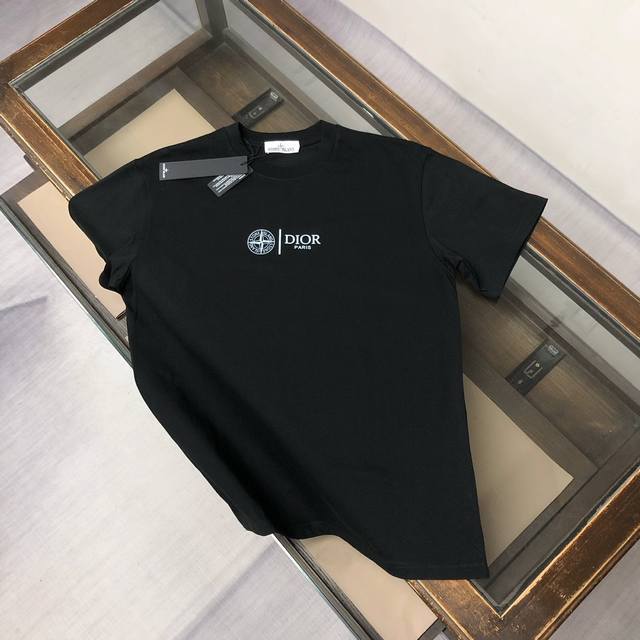 顶级版本 区别通货 25Ss 迪奥石头岛联名夏季新款 重磅推出双纱纯棉面料短袖 春夏走秀款 个性独家款式 男女同款 采用进口定制定染面料 后领锁链底全包肩 过水