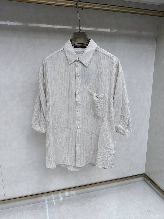 迪奥 2025Ss夏新款褶皱衬衫，这个面料的舒适度 当穿都可Os版型 男女穿都好看上身绝对惊喜的一款！搭配系列 真的非常爱的一款！怎么穿都没有雷区！尺码：M-X
