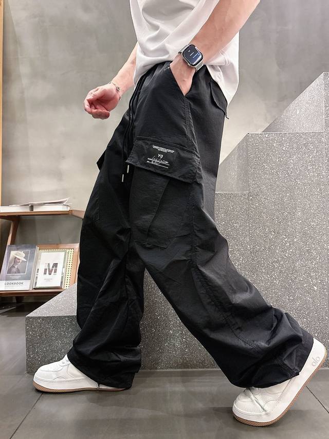 Y.3经典高定新款休闲裤，采用优质丝质混纺面料，超级亲肤舒适，面料超绝，两侧工装口袋设计，上身效果超级帅气！码数M-Xxxl