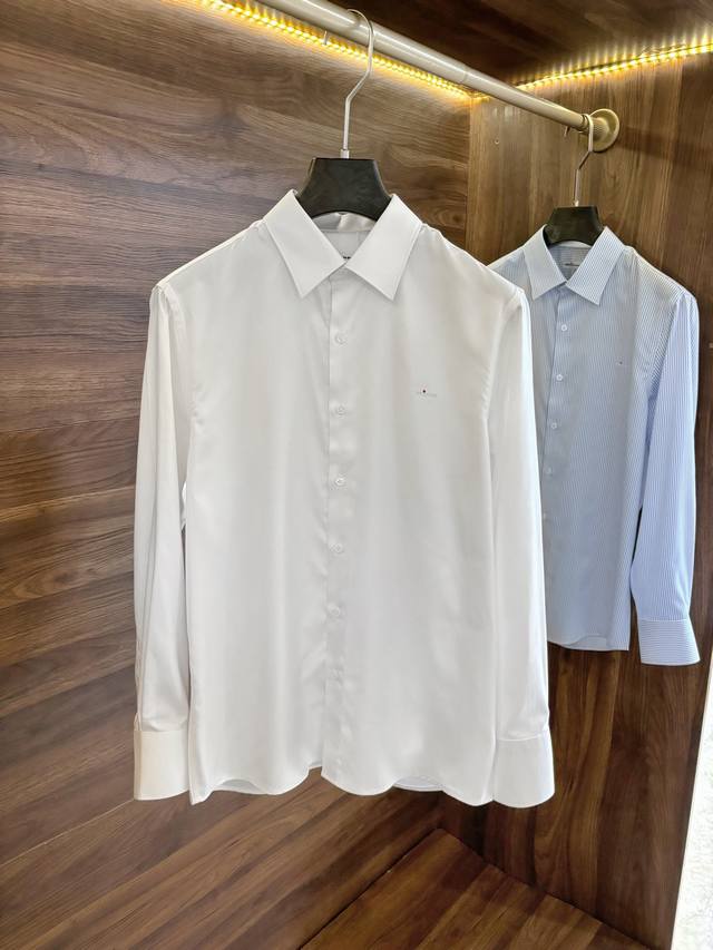 New# Kiton 奇顿 红纽扣标志专属，时尚净色款式长袖衬衫，这款衬衫融合了传统工艺与现代设计，为您呈现出一个充满个性与魅力的时尚形象。 Kiton对品质的