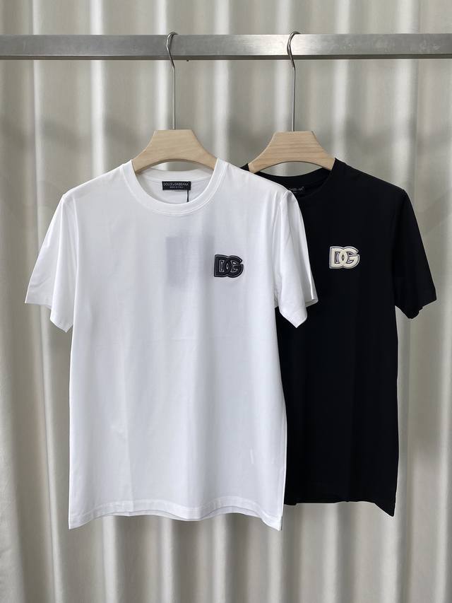 Dolce&Gabbana 25春夏新品Dg刺绣标识圆领短袖T恤，衣橱典范单品演绎品牌标志性风格，为男士衣橱注入新意。采用定制80支双股丝光棉面料；黑色 白色