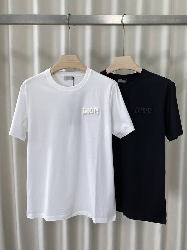 Dior.25夏季新品胸前饰以Dior字母立体刺绣Logo短袖T恤，正面饰以品牌字母同布色调立体刺绣设计，简约又吸睛，低调又高级，辨识度直接拉满，版型是经典的正