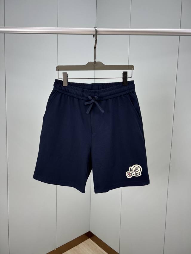 Moncler.蒙口 夏季男士新品双标刺绣标识冰氧棉休闲短裤，正面左侧脚口边缀饰双徽标立体刺绣品牌元素设计，辨识度直接拉满，弹性松紧腰边带抽绳，两个侧袋+背面贴