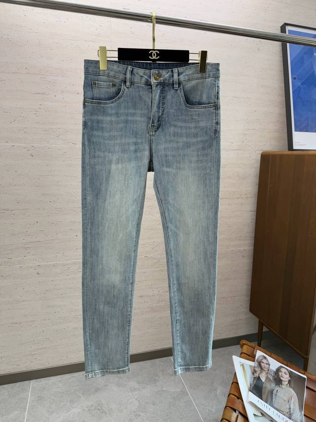 Mon25S春夏男士直筒牛仔裤棉质牛仔面料打造 质地柔软又不失筋骨，手感干爽有韧性 经典的标志性浮雕徽标，灵魂般的点缀 各项指标皆为上品，自然带来极佳的上身体感