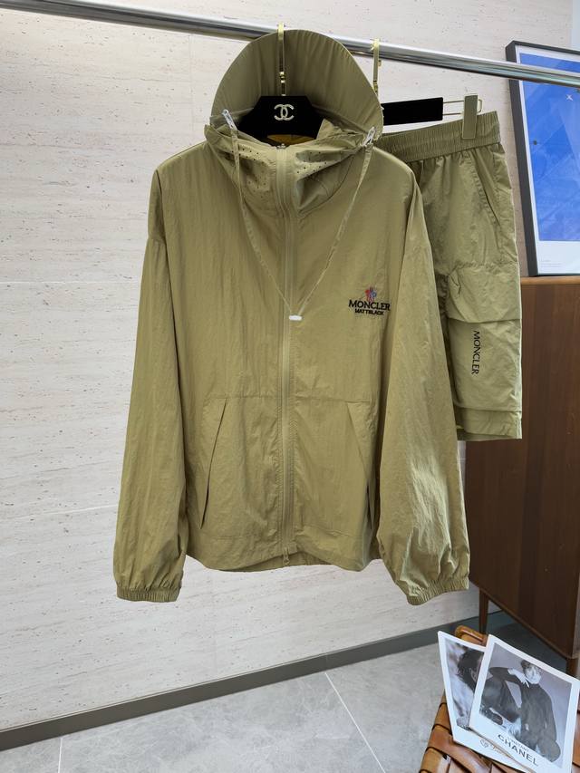 Mon2025夏季新款防晒服休闲套装 帽沿可拆卸 ，入手绝对值的！这种类型的套装也是懒人必备的一套，不用想怎么搭配，直接一套轻松搞定！客供定制面料，触感顺滑，却