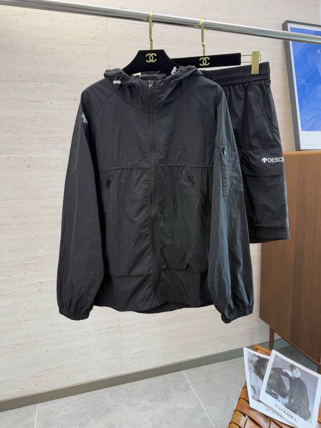 Des2025夏季新款防晒服休闲套装 入手绝对值的！这种类型的套装也是懒人必备的一套，不用想怎么搭配，直接一套轻松搞定！客供定制面料，触感顺滑，却又挺括有型，上