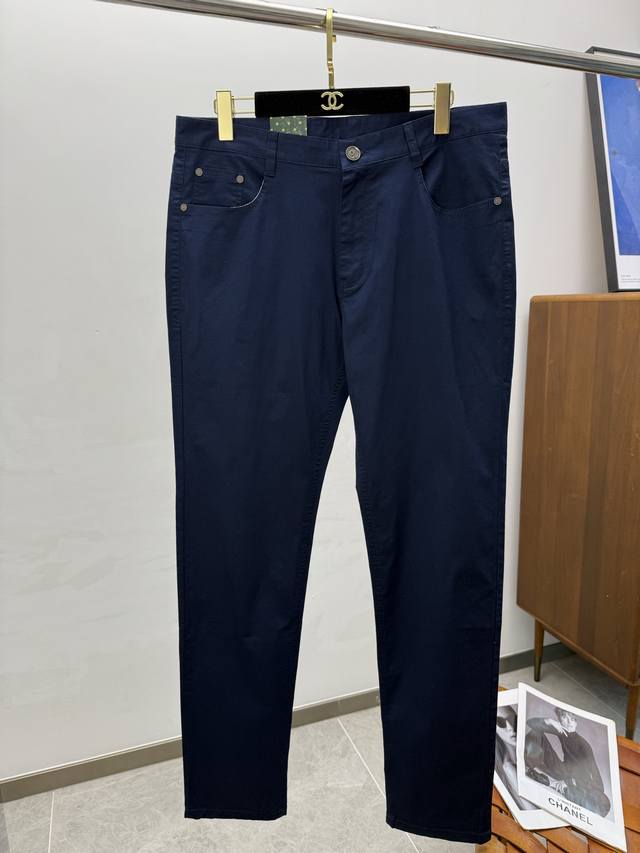 Gu25S春夏男士直筒牛仔裤 棉质牛仔面料打造 质地柔软又不失筋骨，手感干爽有韧性 经典的标志性浮雕徽标，灵魂般的点缀 各项指标皆为上品，自然带来极佳的上身体感