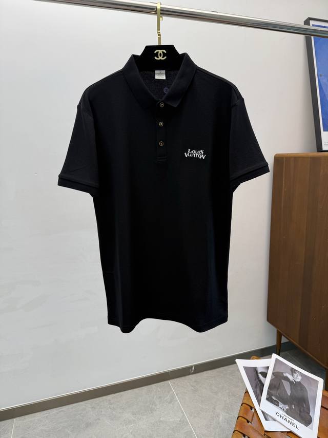 Lv25S春夏男士Polo 胸前标志性Logo徽标 整体非常的轻商务休闲！！客供丝光棉，上身轻盈舒适顺滑 到手绝对让你觉得物有所值的一件单品！！！ 码数M-3X