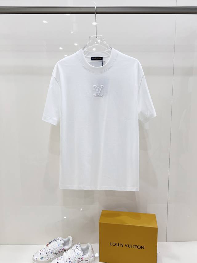 新品 Lv 爆款 2025春夏新款首发专柜最新款短袖圆领T恤 高端订制 品牌字母凹凸工艺，高端定制丝光云朵棉面料.手感柔软.穿着舒适.专柜级别精致车线.做工精细