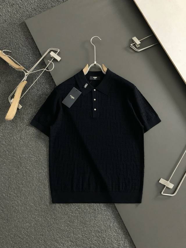 Fend*。修身版型M-Xxxl 2025春夏款顶级进口私货，高端暗纹融合百搭翻领短袖针织衫，纯色百搭融合提花针织短袖专柜款时尚不失奢华 品质毋庸置疑 上身效果