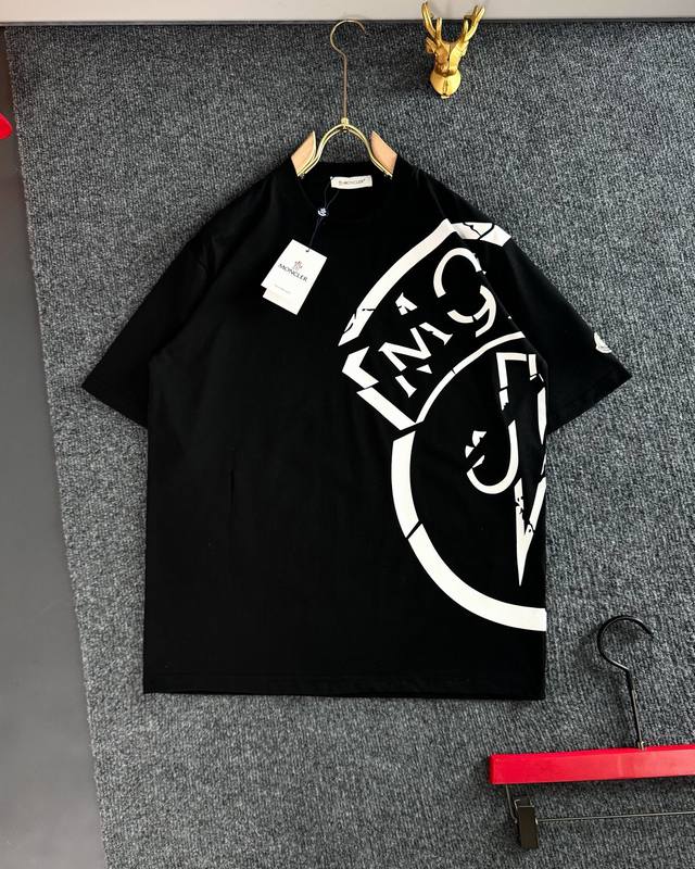 Mon* 25春夏最新最顶级版 前后印花搭配 最顶级的品质专柜原单短袖，顶级制作工艺 纯棉面料，专柜款独特设计，采用进口高端订制进口丝线手感一流！官网在售！重磅