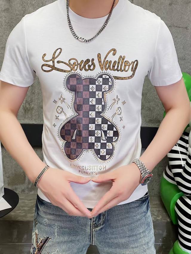 Lv 2025早春新款首发 专柜最新款选用进口玉蚕丝双面丝光棉短袖圆领T恤 高端订制 5D数码直喷 设计前卫！重工艺设计 定制面料.手感柔软.穿着舒适.专柜级别