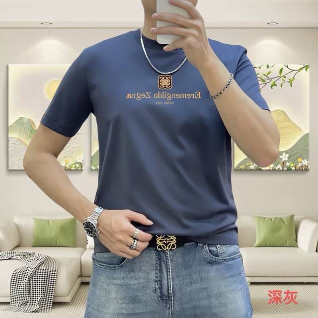 Zegna杰妮亚 2025春夏新款首发 专柜最新款天丝液氨圆领短袖T恤 胸前品牌Logo重工设计 高端订制 设计前卫！重工艺设计 定制面料.手感柔软.穿着舒适.