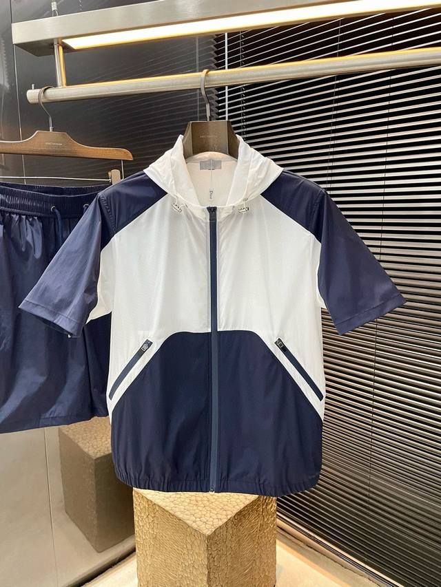 Dior迪家 一套不拆卖 重磅推荐！2025春夏新品 十足腔调 上身非常的赞 超有型 绝对是吸引回头率的利器！时尚潮流套装。采用进口聚脂纤维面料，舒适度好，车工