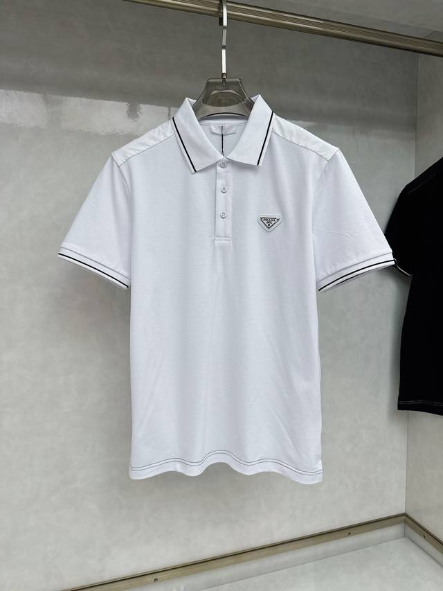 新品 普拉达 族高端男士珠地棉商务休闲翻领Polo衫，台湾意比贸易公司货，25年春夏新品，经典王牌单品！ 因经典而生，每季必出的招牌单品，新一季仍然延续了P家的