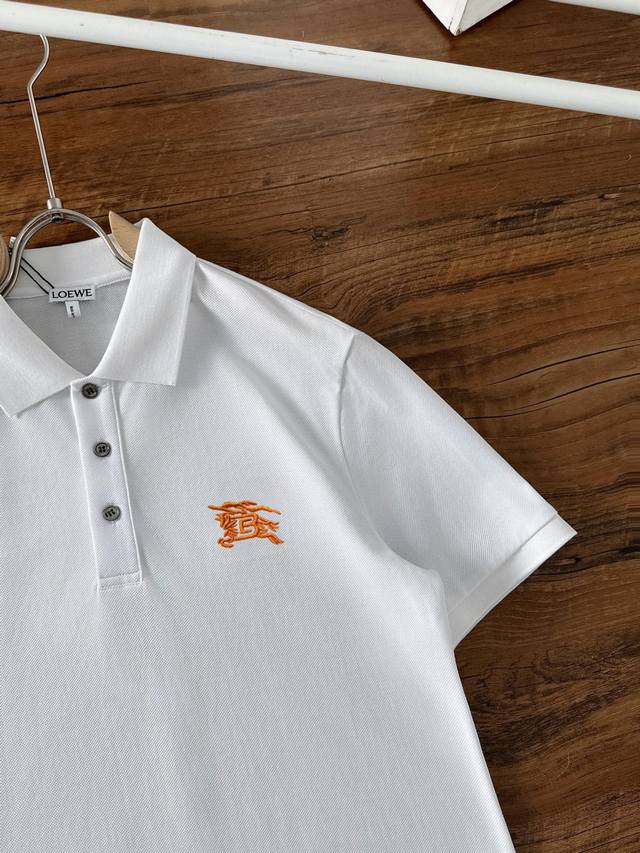 巴宝莉 2025Ss 新款春夏短袖翻领T恤Polo，高版本客供定制高端丝光面料简单时尚款，W配色超级好看！经典Logo简单大方的款式！满满的高级感，四季可穿。简