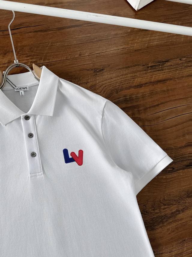 Lv 2025Ss 新款春夏短袖翻领T恤Polo，高版本客供定制高端丝光面料简单时尚款，W配色超级好看！经典Logo简单大方的款式！满满的高级感，四季可穿。简欧