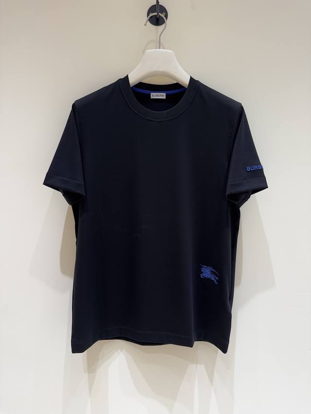 新品 T9- 原单 Bur战马系列 来自贸易渠道的订单货品,精致简约大气百搭款T恤. 2025春夏新品Bur*Erry 专属标识圆领短袖T恤 经典修身版型裁剪.