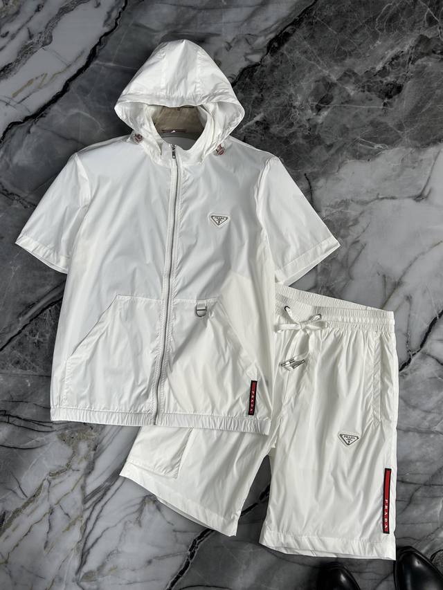 Prada 普拉达 2025春夏Gw专柜新品 顶级原单时尚男士短裤运动休闲套装。 帽子可拆卸 立体剪裁设计型格简约不失精炼，轮廓感优越，带来全新的夏天穿着体验，
