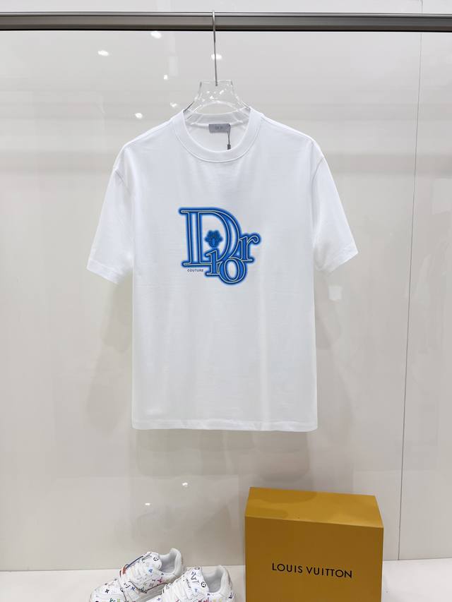 新品 迪奥 独家 爆款 2025春夏新款首发专柜最新款短袖圆领T恤 高端订制 品牌Logo最新印花工艺，高端定制丝光云朵棉面料.手感柔软.穿着舒适.专柜级别精致