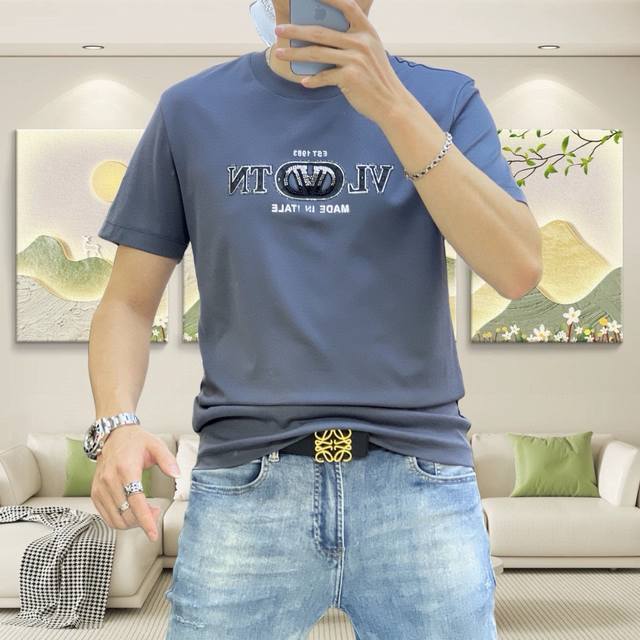 Vltn华伦天奴 2025早春新款首发 专柜最新款天丝液氨圆领短袖T恤 胸前品牌Logo重工设计 高端订制 设计前卫！重工艺设计 定制面料.手感柔软.穿着舒适.