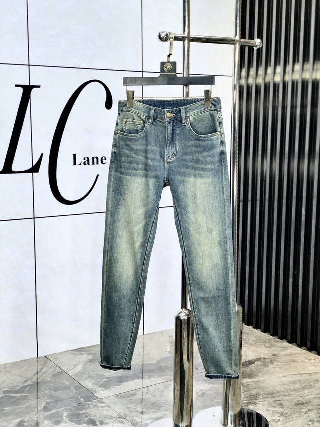 Lv。2025春夏高级时装感，超柔牛仔面料 , 浅色洗水牛仔裤。 面料很特殊，超细精仿棉纱混纺，超柔舒适感。 具备牛仔随性感 ,休闲感 ,H亦有轻松感 ,时尚感